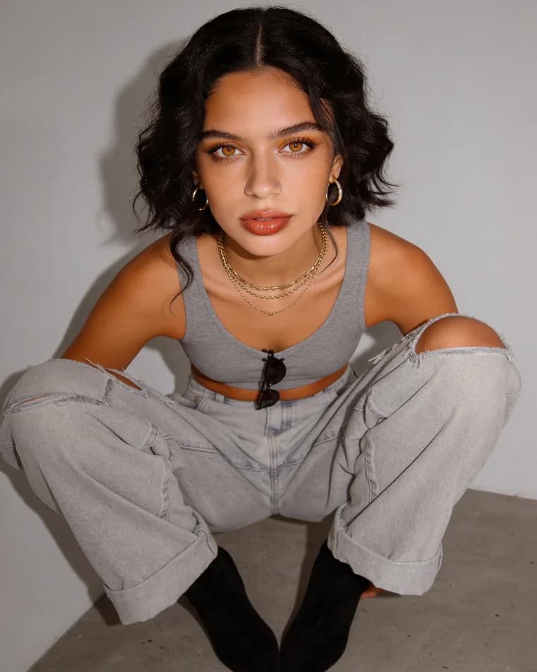 Sam con conjunto gris en una toma editorial