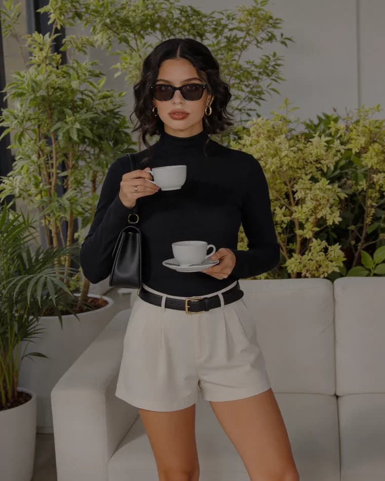 Sam con café en una terraza, luz de día