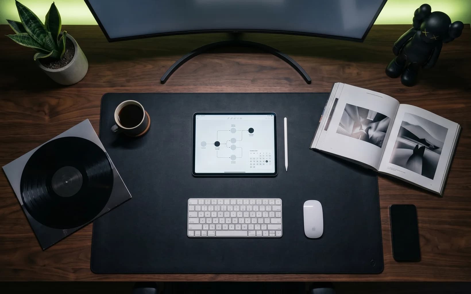 Flujo de trabajo del sistema operativo de IA para marketing AI First: iPad con un plan de contenido y notas sobre el escritorio de mi estudio, atmósfera nocturna premium con acento verde lima.