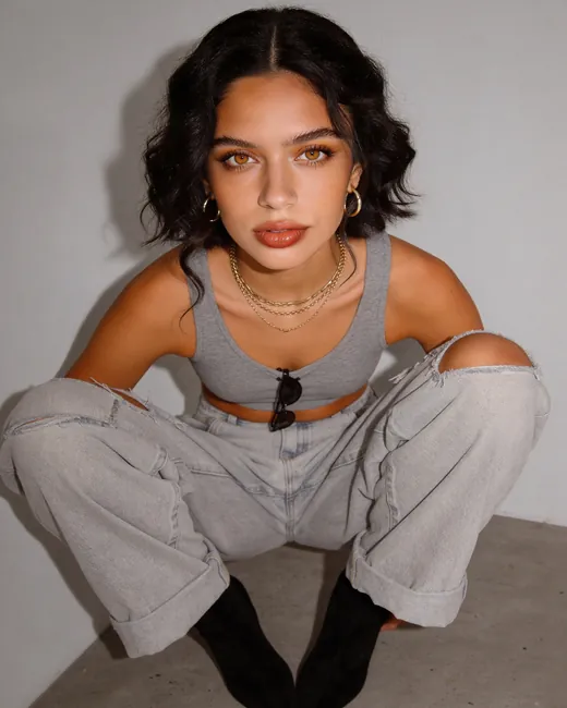 Sam, personaje generado con IA, en uno de sus looks